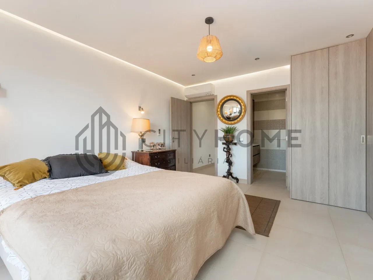 Portugal's Ferragudo: 3-Bedroom Townhouse with Balcony and Terrace - View image 14 of 57