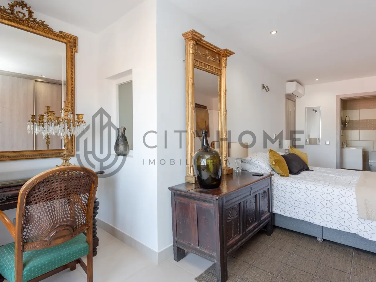 Portugal's Ferragudo: 3-Bedroom Townhouse with Balcony and Terrace - View image 17 of 57