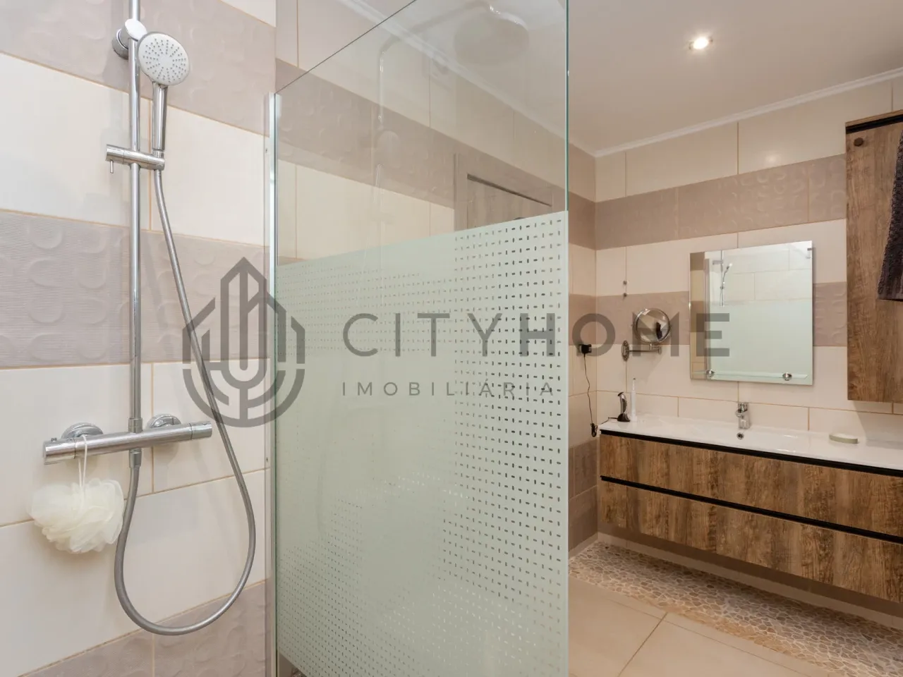 Portugal's Ferragudo: 3-Bedroom Townhouse with Balcony and Terrace - View image 18 of 57