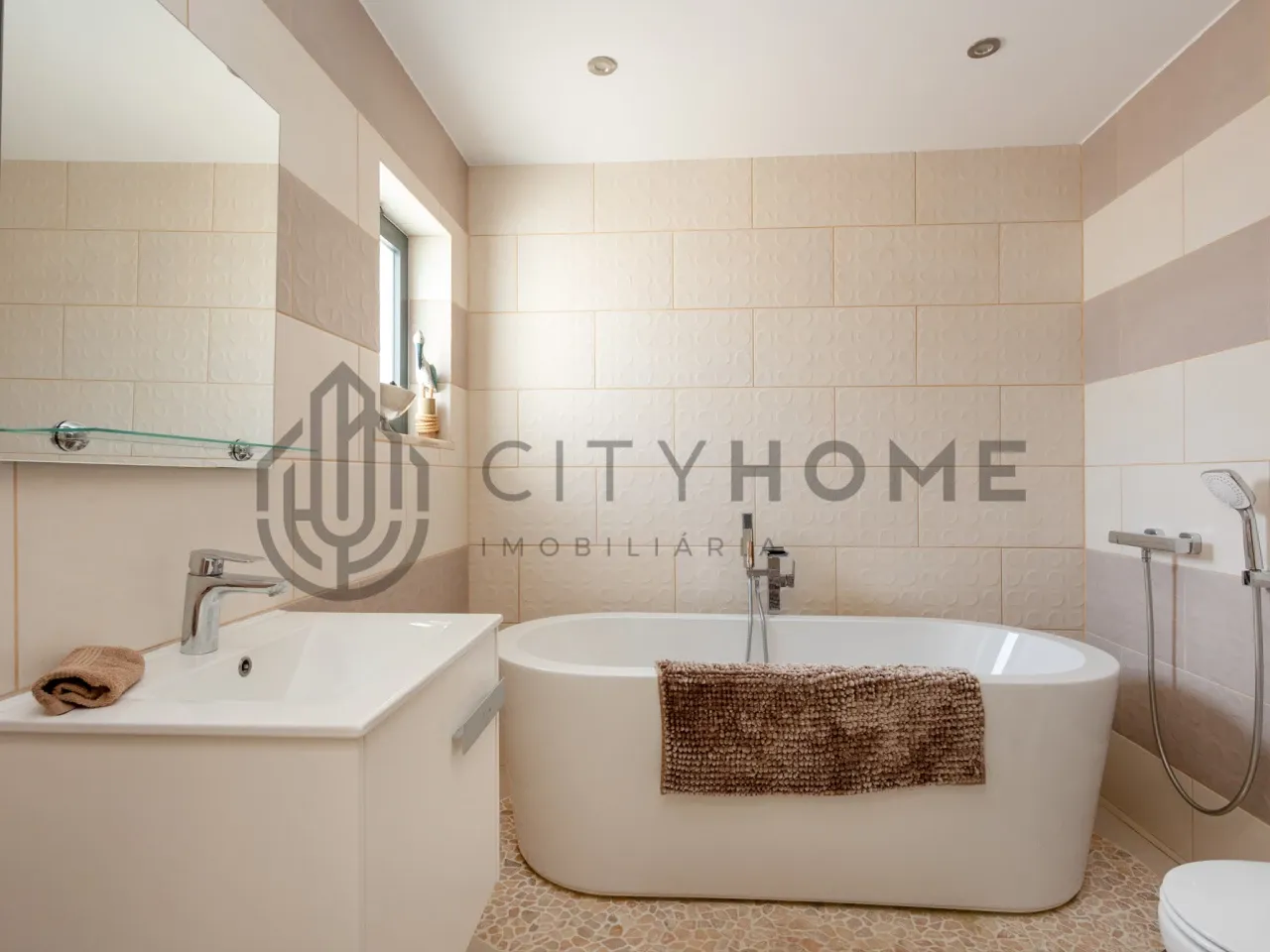 Portugal's Ferragudo: 3-Bedroom Townhouse with Balcony and Terrace - View image 27 of 57