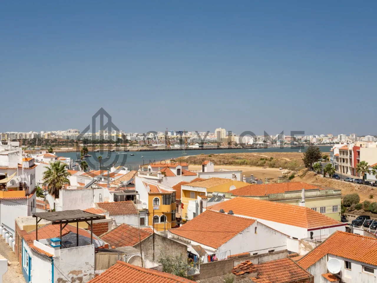 Portugal's Ferragudo: 3-Bedroom Townhouse with Balcony and Terrace - View image 44 of 57