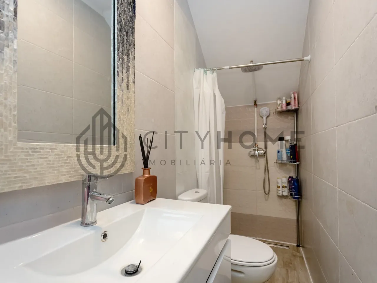 Portugal's Ferragudo: 3-Bedroom Townhouse with Balcony and Terrace - View image 53 of 57