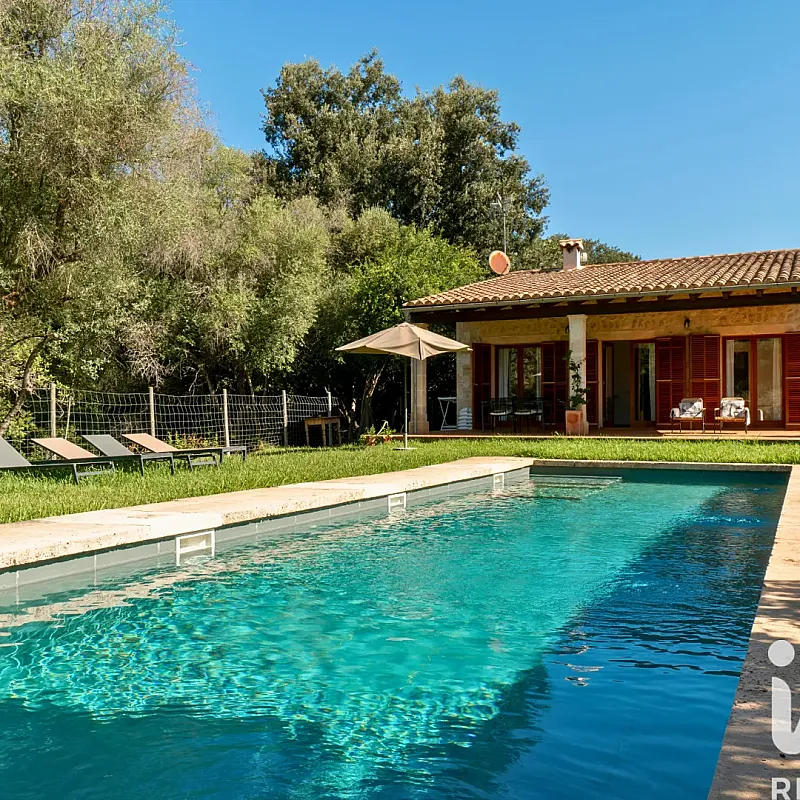 Modern 2-Bedroom House with Expansive Grounds and Pool in Campanet