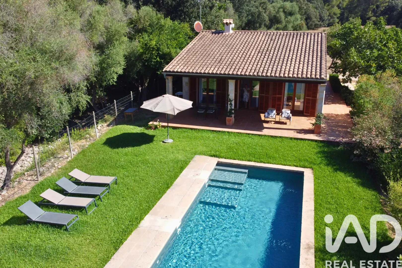 Modern 2-Bedroom House with Expansive Grounds and Pool in Campanet - Image 2