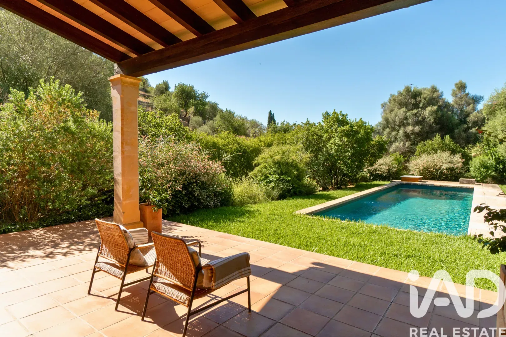 Modern 2-Bedroom House with Expansive Grounds and Pool in Campanet - Image 4