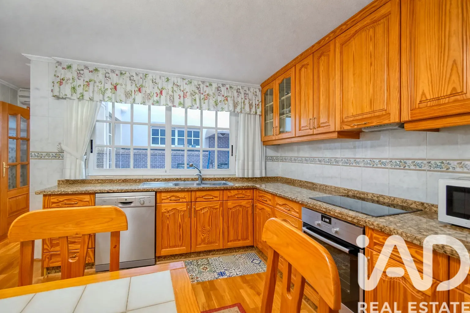 Contemporary 4-Bedroom House with Panoramic Terrace in San Vicente del Raspeig - View image 8 of 32