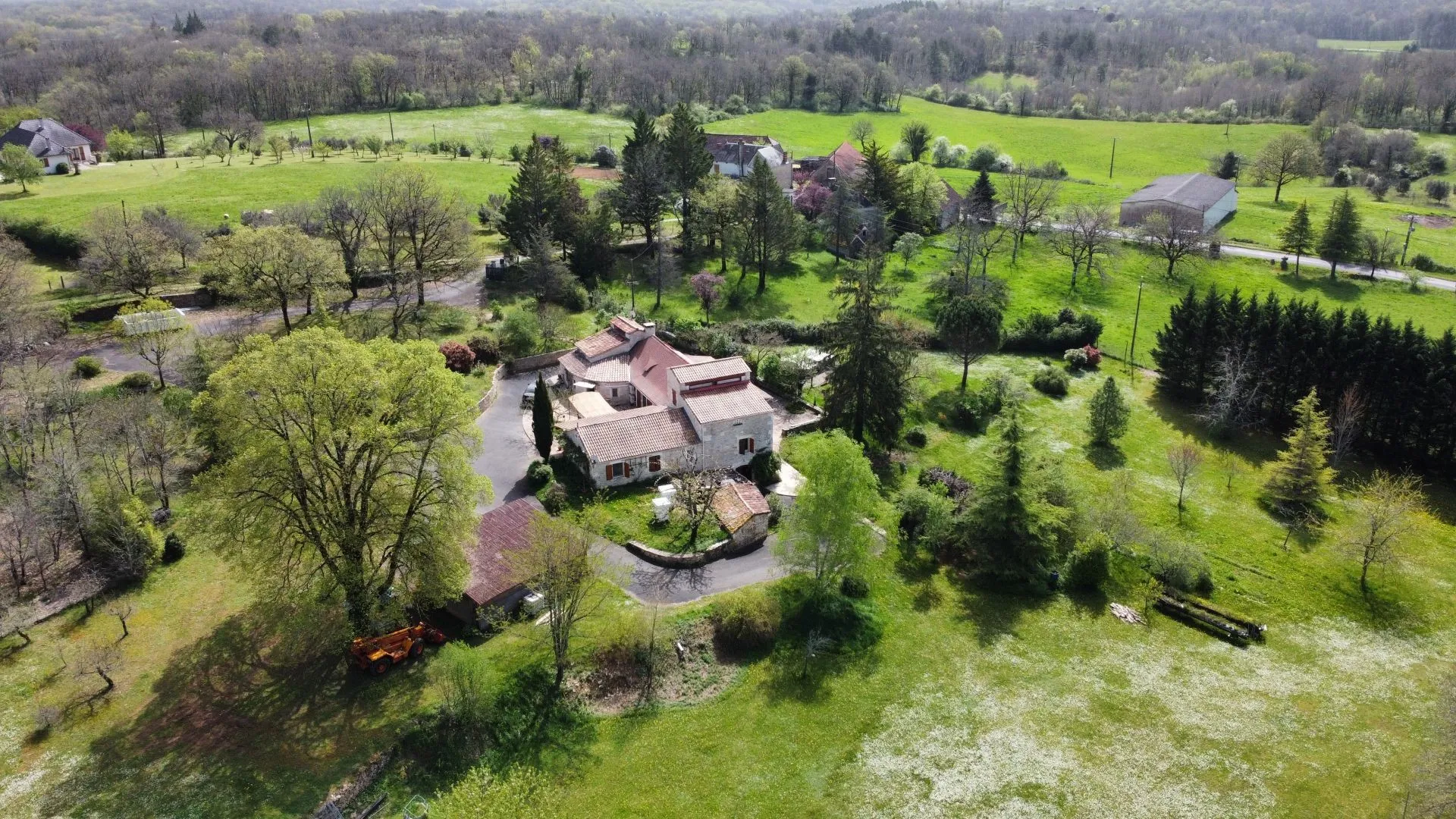 Expansive 4-Bedroom Country House with Gardens and Pool in Martel, France - Image 3