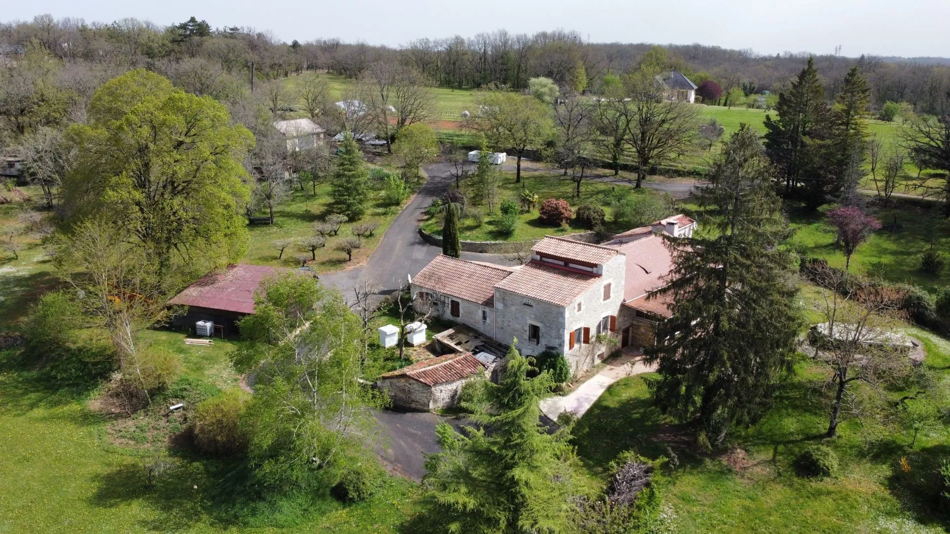 Expansive 4-Bedroom Country House with Gardens and Pool in Martel, France - Image 4