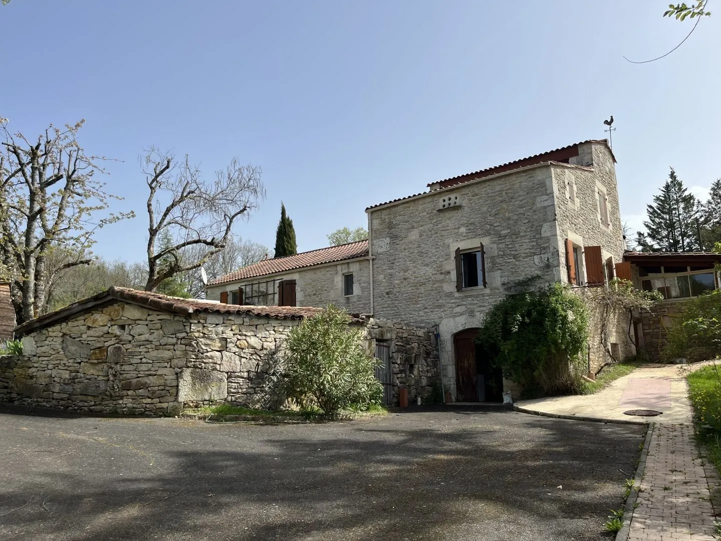 Expansive 4-Bedroom Country House with Gardens and Pool in Martel, France - Image 5