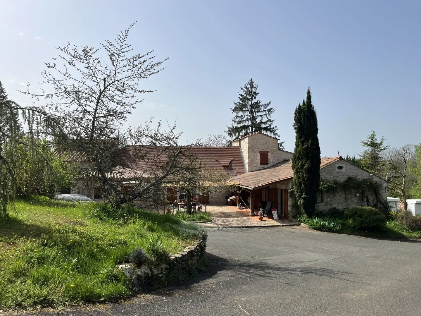 Expansive 4-Bedroom Country House with Gardens and Pool in Martel, France - View image 8 of 47