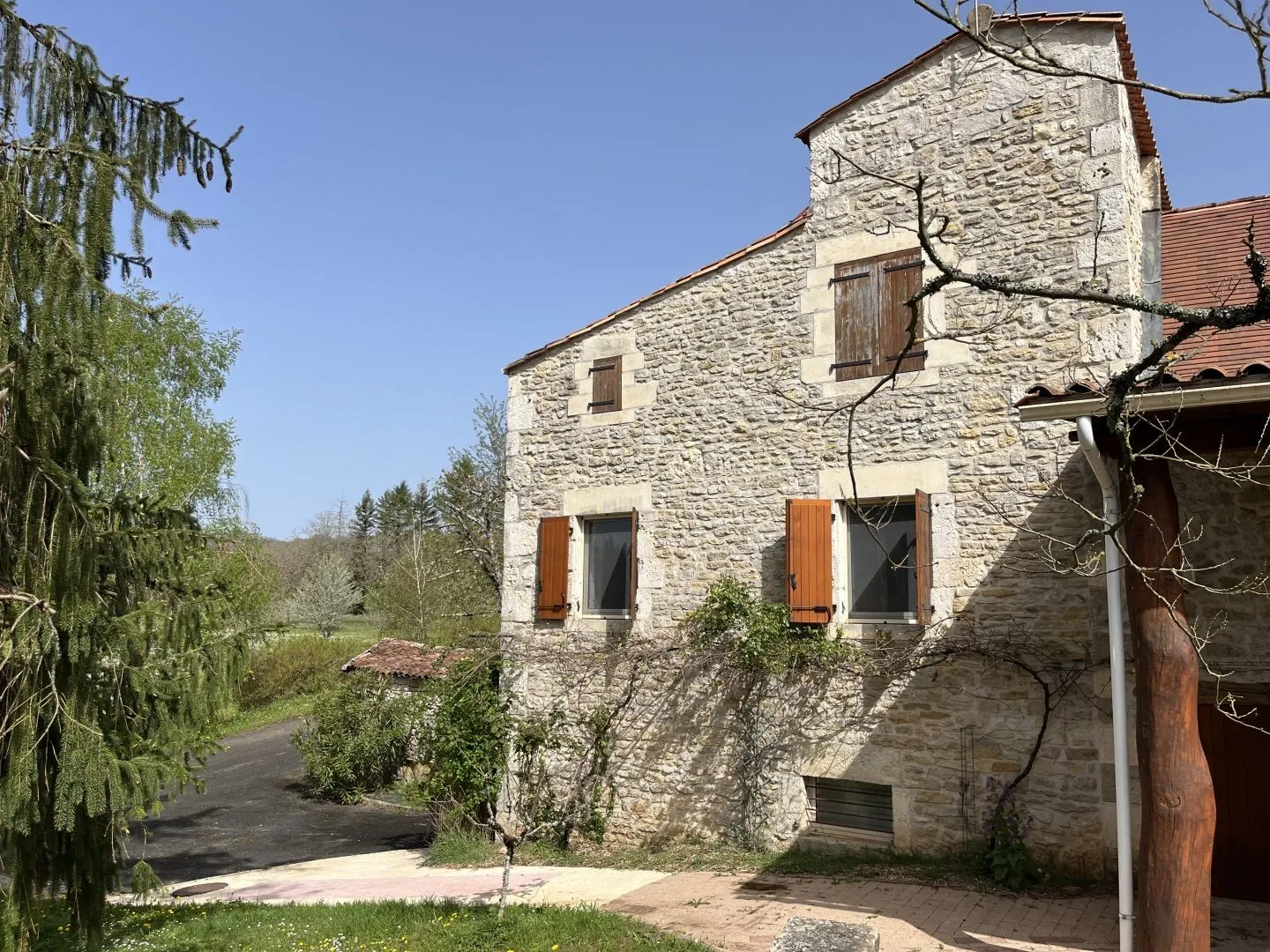Expansive 4-Bedroom Country House with Gardens and Pool in Martel, France - View image 16 of 47