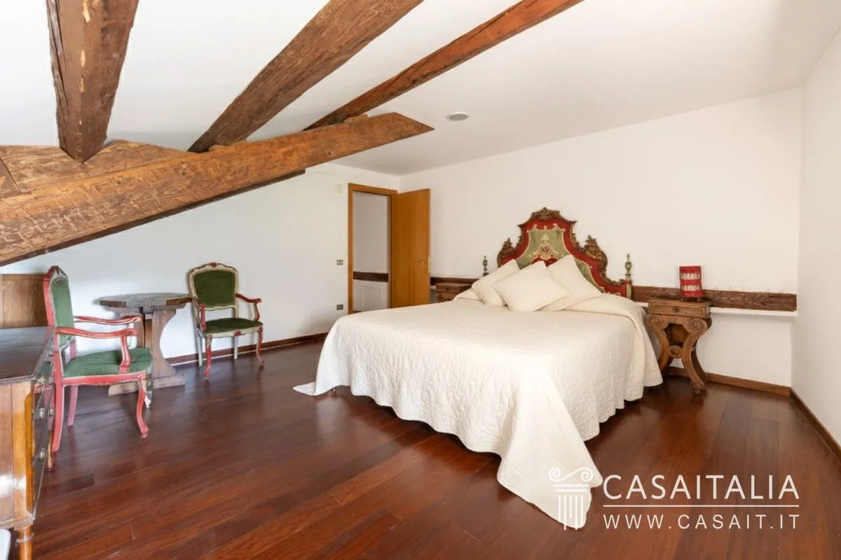 Elegant 1800s Grottammare Apartment with 3 Bedrooms and Historical Charm - View image 6 of 20