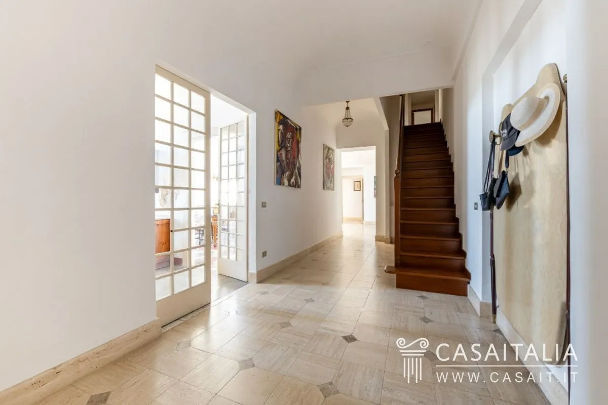 Elegant 1800s Grottammare Apartment with 3 Bedrooms and Historical Charm - View image 10 of 20