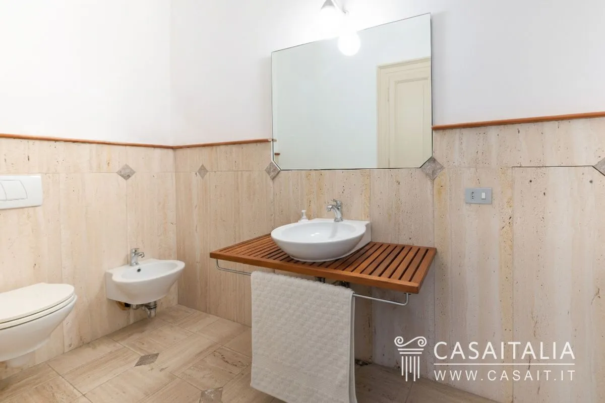 Elegant 1800s Grottammare Apartment with 3 Bedrooms and Historical Charm - View image 17 of 20