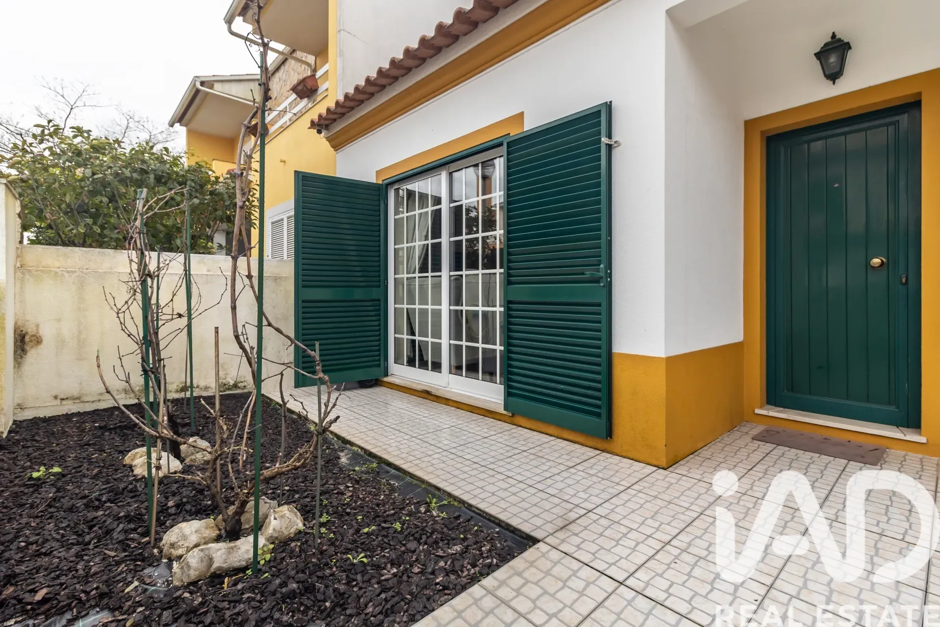 Contemporary 3-Bedroom House with Garden in Scenic Azeitão, Portugal - Image 2