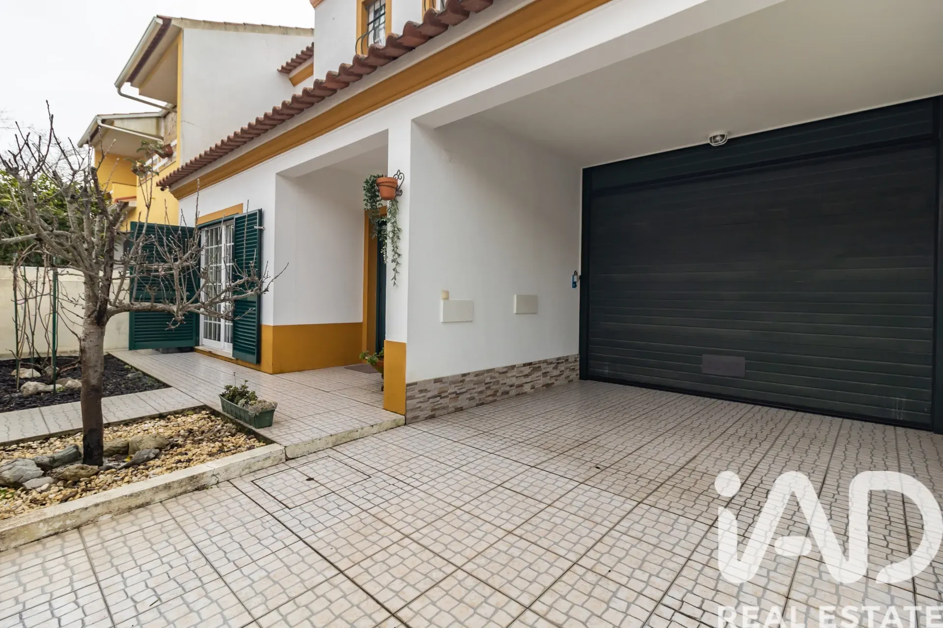 Contemporary 3-Bedroom House with Garden in Scenic Azeitão, Portugal - Image 3