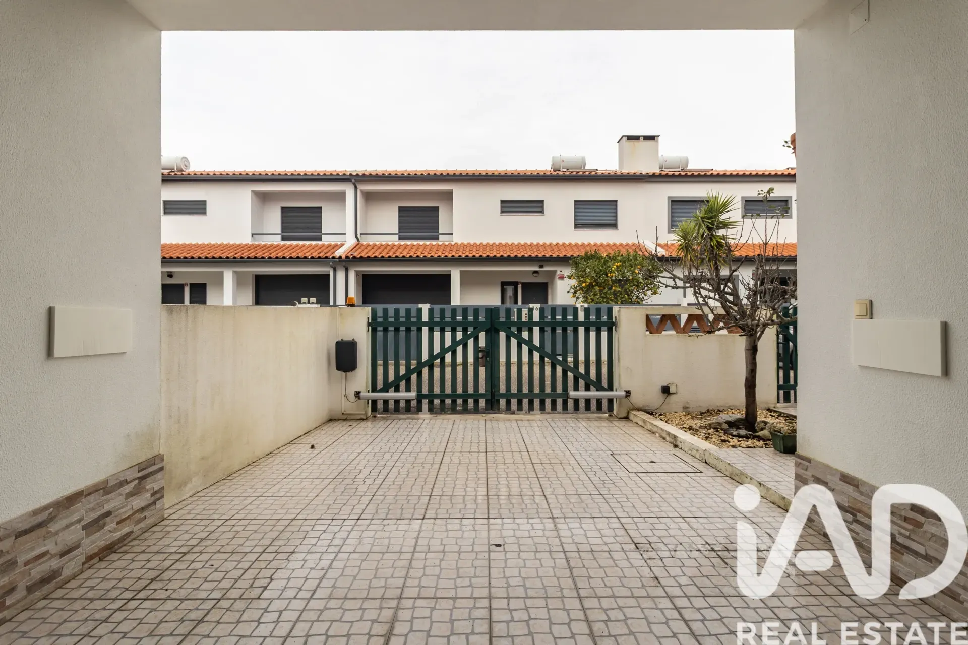 Contemporary 3-Bedroom House with Garden in Scenic Azeitão, Portugal - Image 4