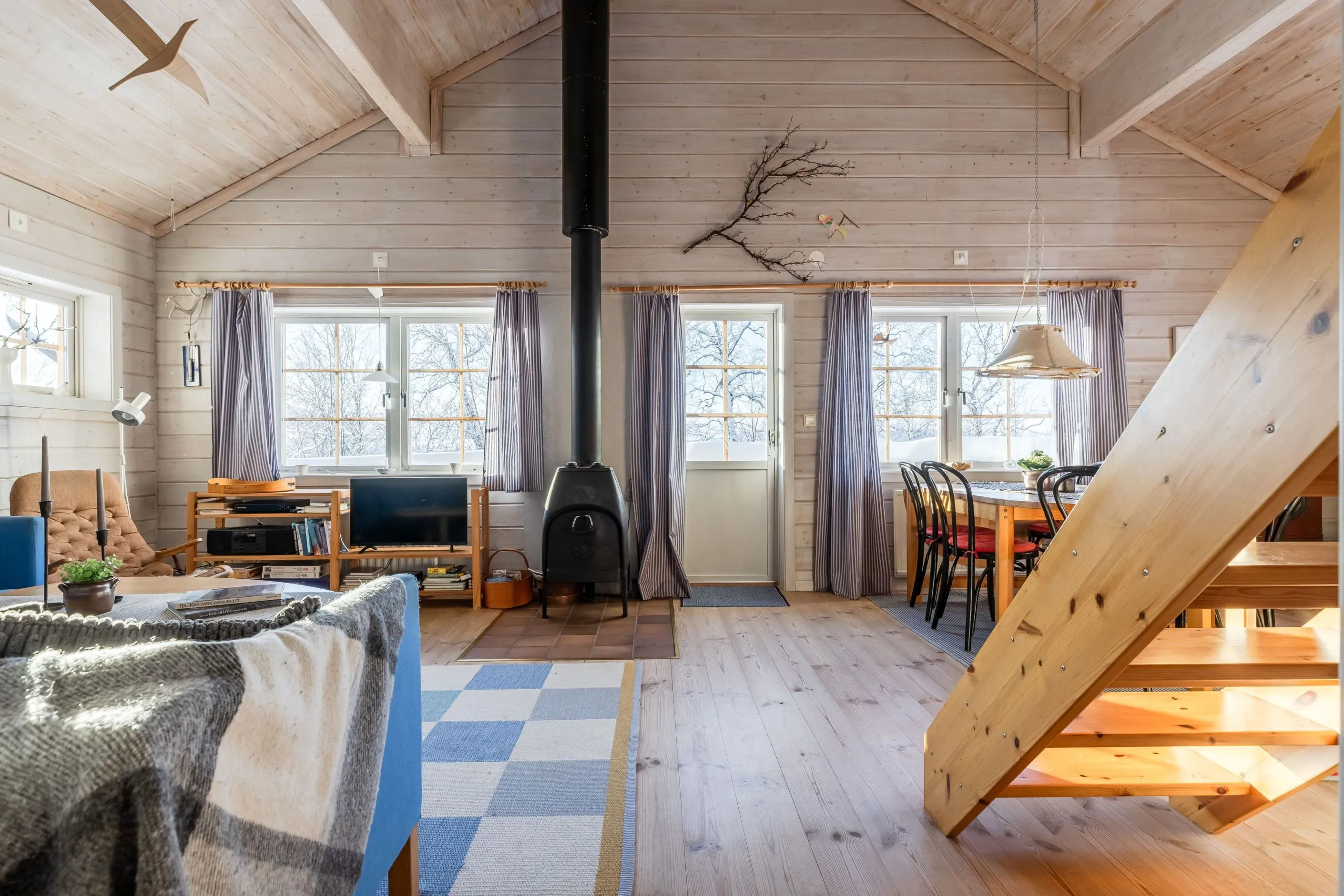 3-Bedroom Country Retreat in Tänndalen with Scenic Mountain Backdrop - Image 3