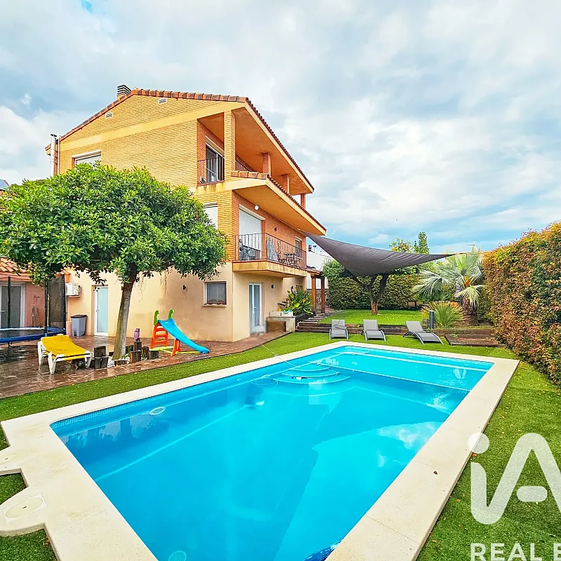 Contemporary 4-Bedroom House with Sea Views and Pool in Tarragona