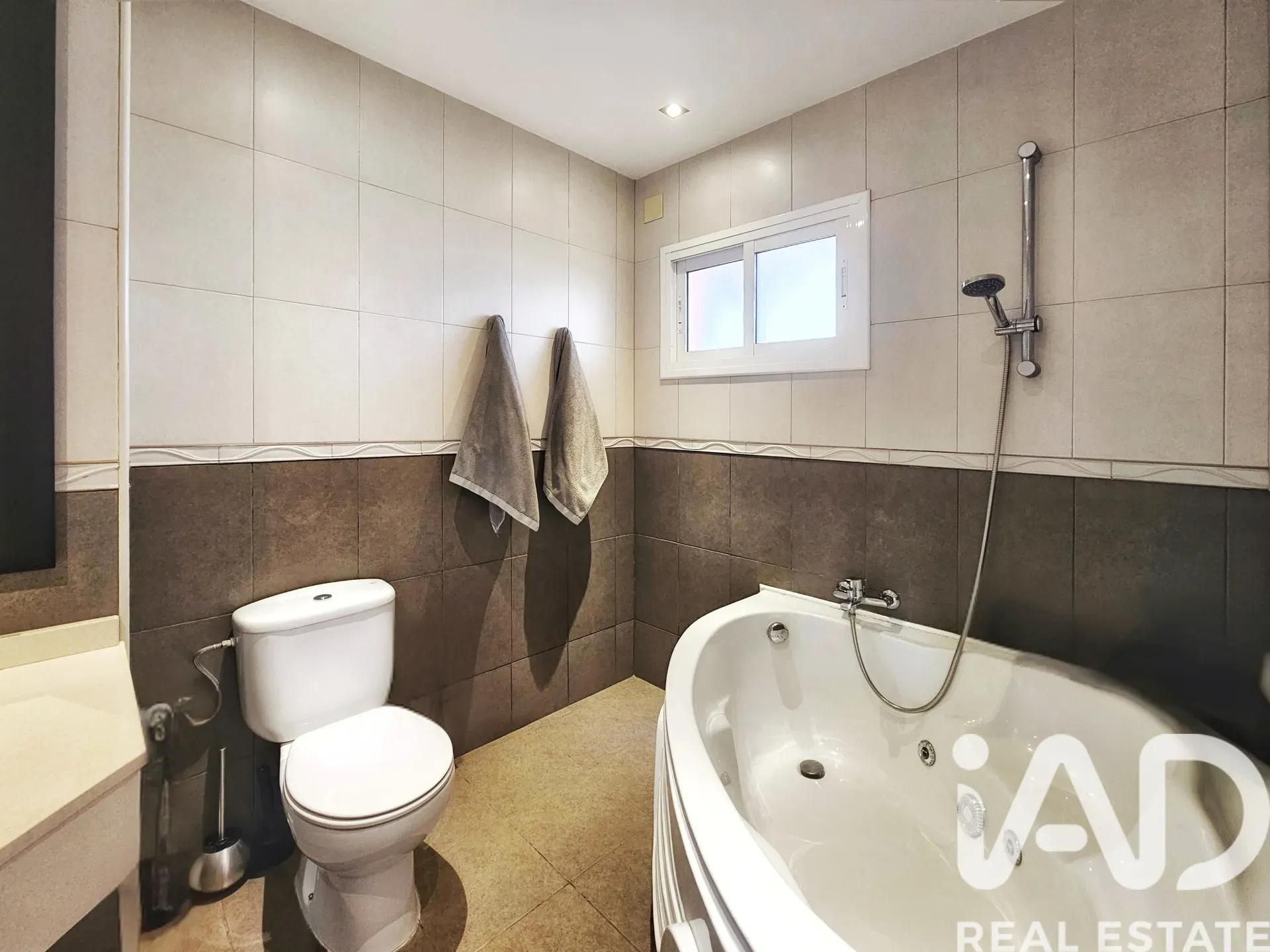 Contemporary 4-Bedroom House with Sea Views and Pool in Tarragona - View image 27 of 39