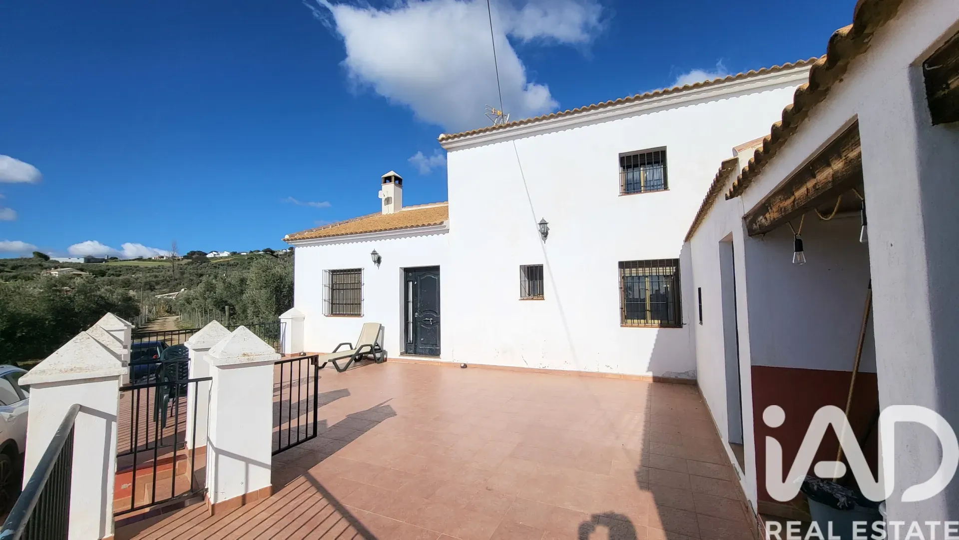 Spacious 3-Bedroom House with Expansive Garden in Scenic Antequera - Image 2