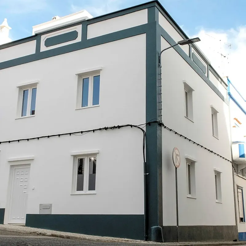 Contemporary 3-Bedroom Apartment with Balcony and Terrace in Lagoa, Portugal