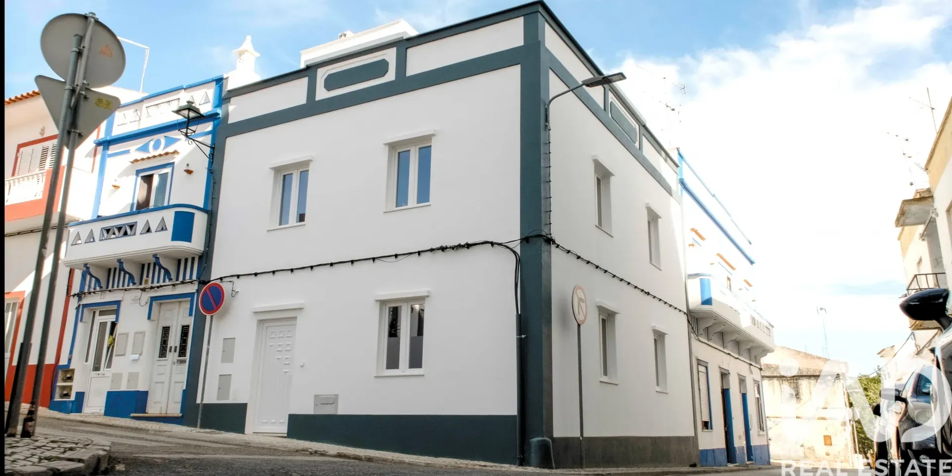 Contemporary 3-Bedroom Apartment with Balcony and Terrace in Lagoa, Portugal - Image 1