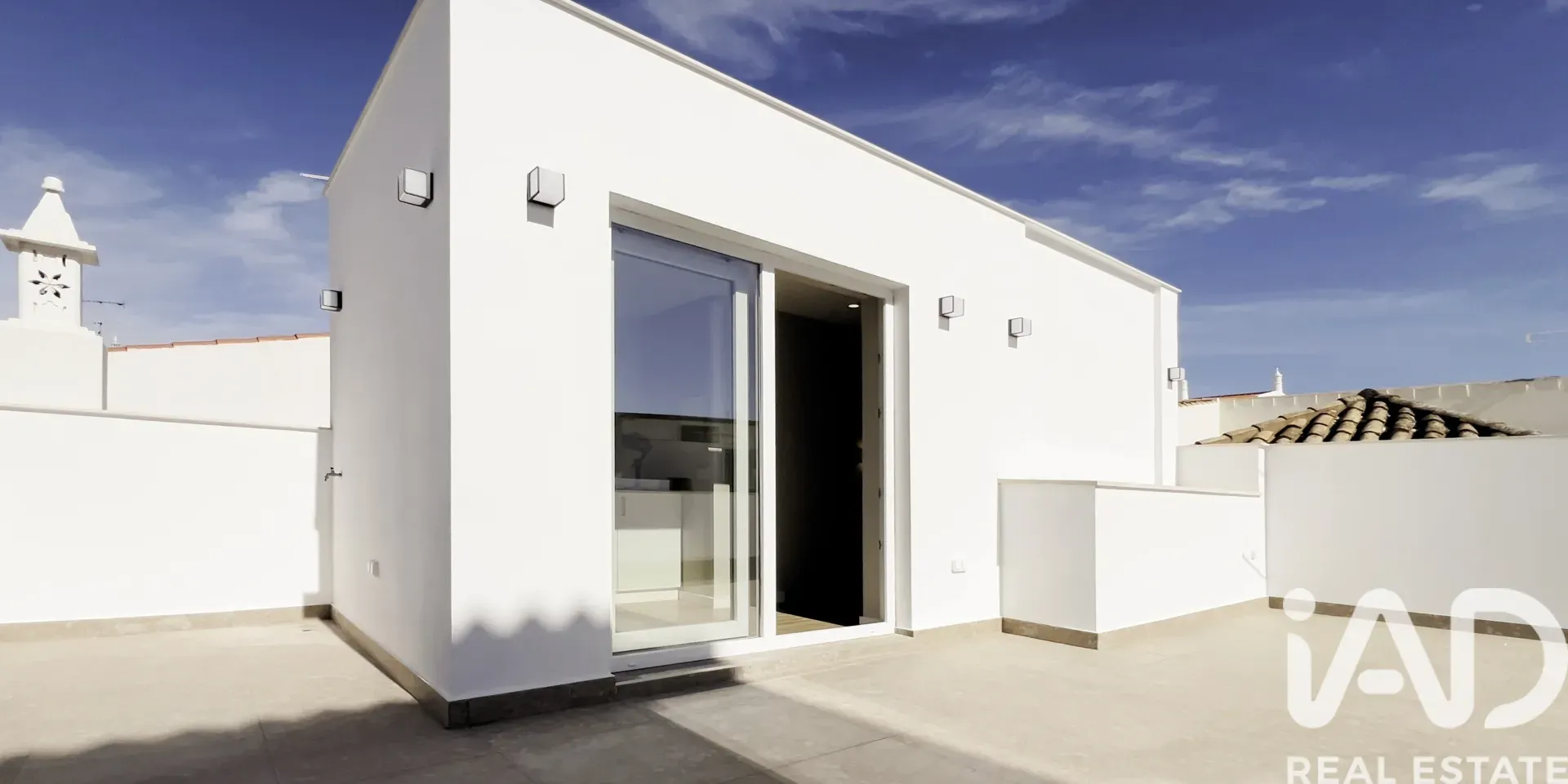 Contemporary 3-Bedroom Apartment with Balcony and Terrace in Lagoa, Portugal - Image 2