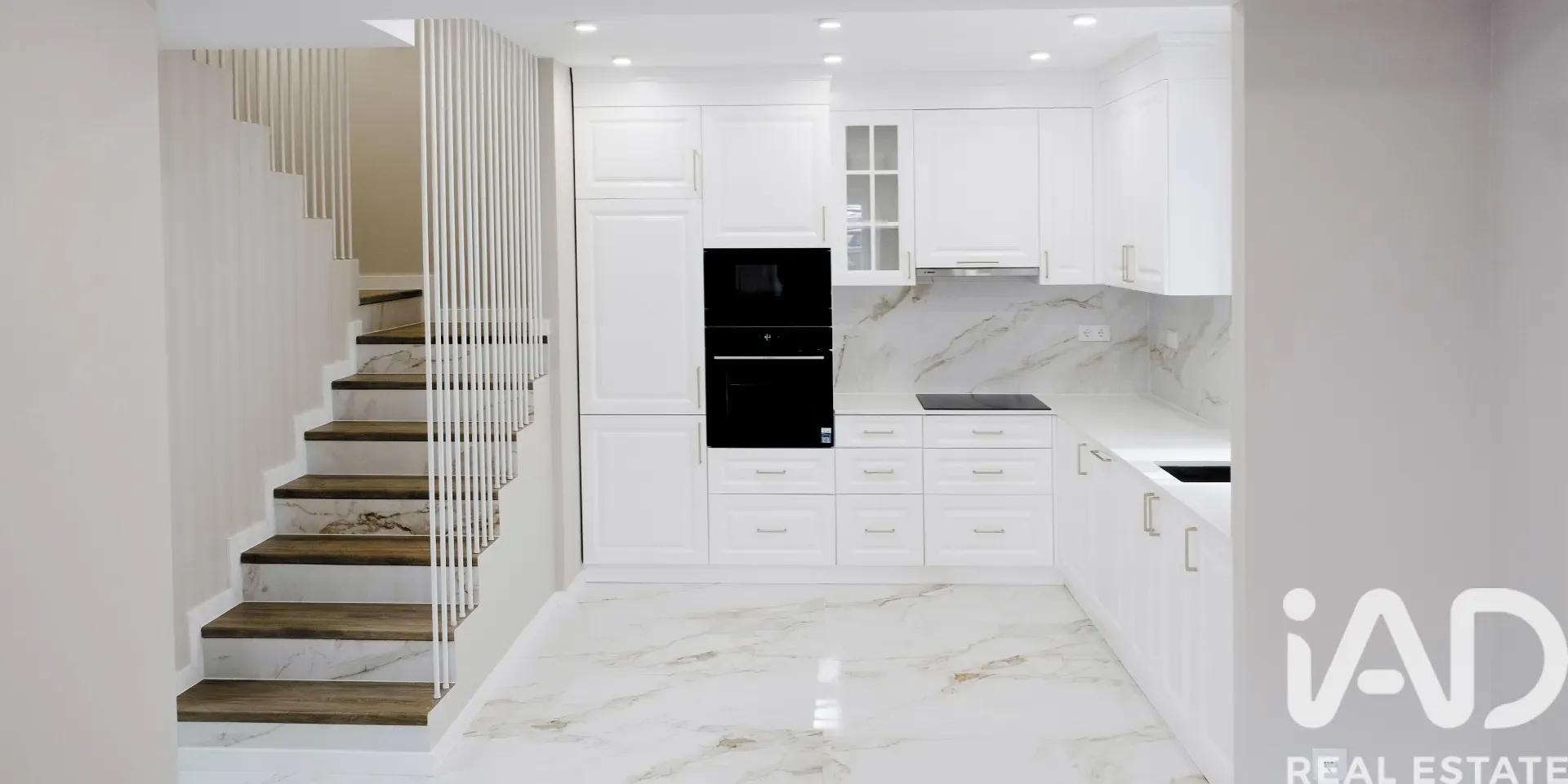 Contemporary 3-Bedroom Apartment with Balcony and Terrace in Lagoa, Portugal - View image 6 of 21