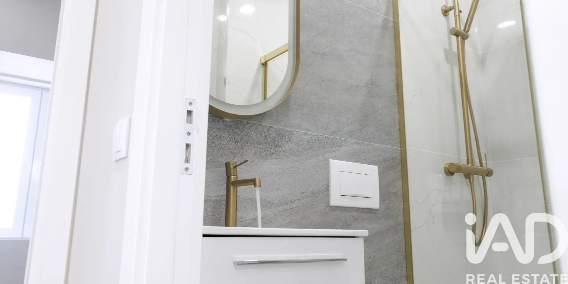 Contemporary 3-Bedroom Apartment with Balcony and Terrace in Lagoa, Portugal - View image 8 of 21