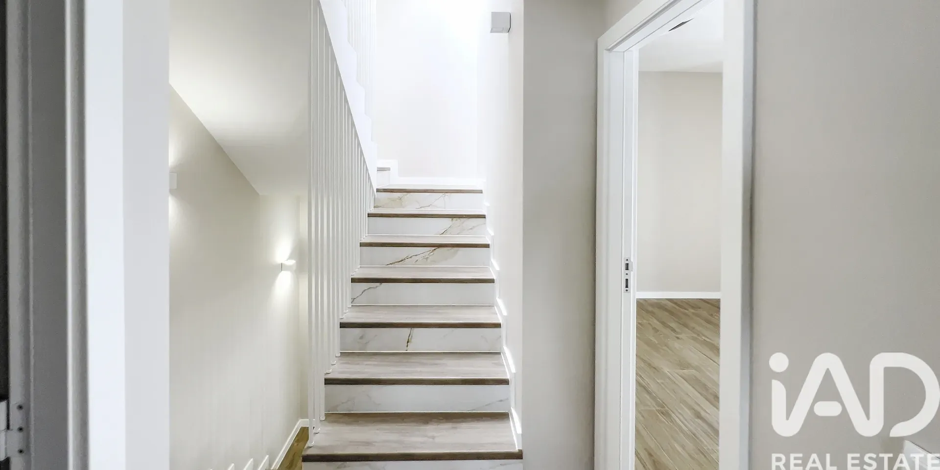 Contemporary 3-Bedroom Apartment with Balcony and Terrace in Lagoa, Portugal - View image 10 of 21