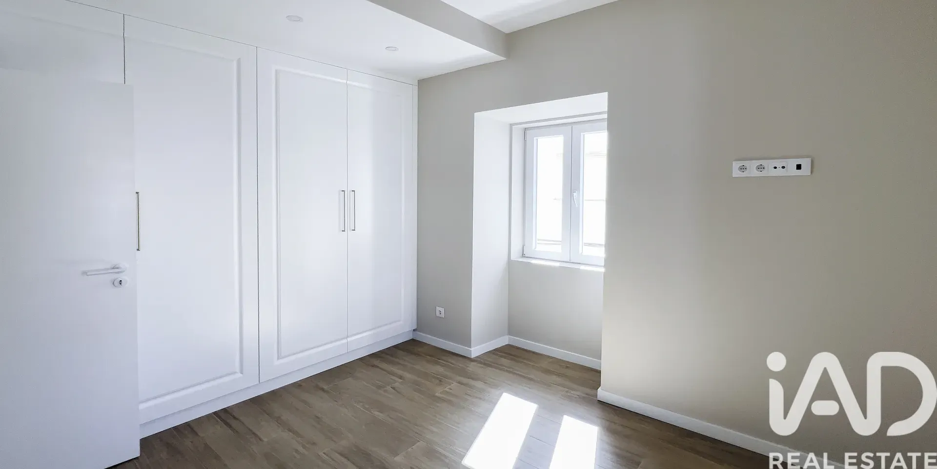 Contemporary 3-Bedroom Apartment with Balcony and Terrace in Lagoa, Portugal - View image 12 of 21