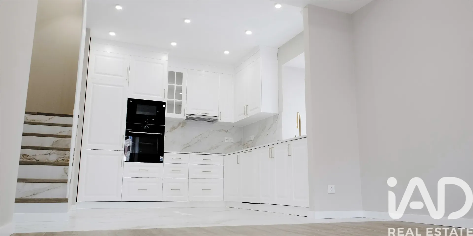 Contemporary 3-Bedroom Apartment with Balcony and Terrace in Lagoa, Portugal - View image 15 of 21