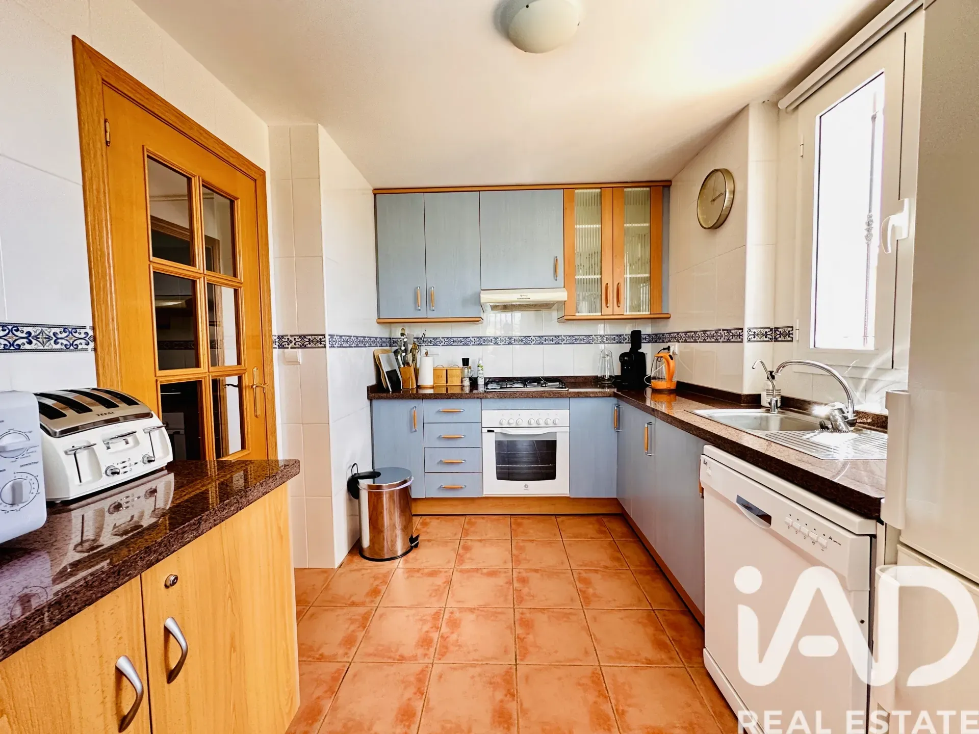 Contemporary 4-Bedroom House with Pool in Sunny Mutxamel, Spain - View image 9 of 31