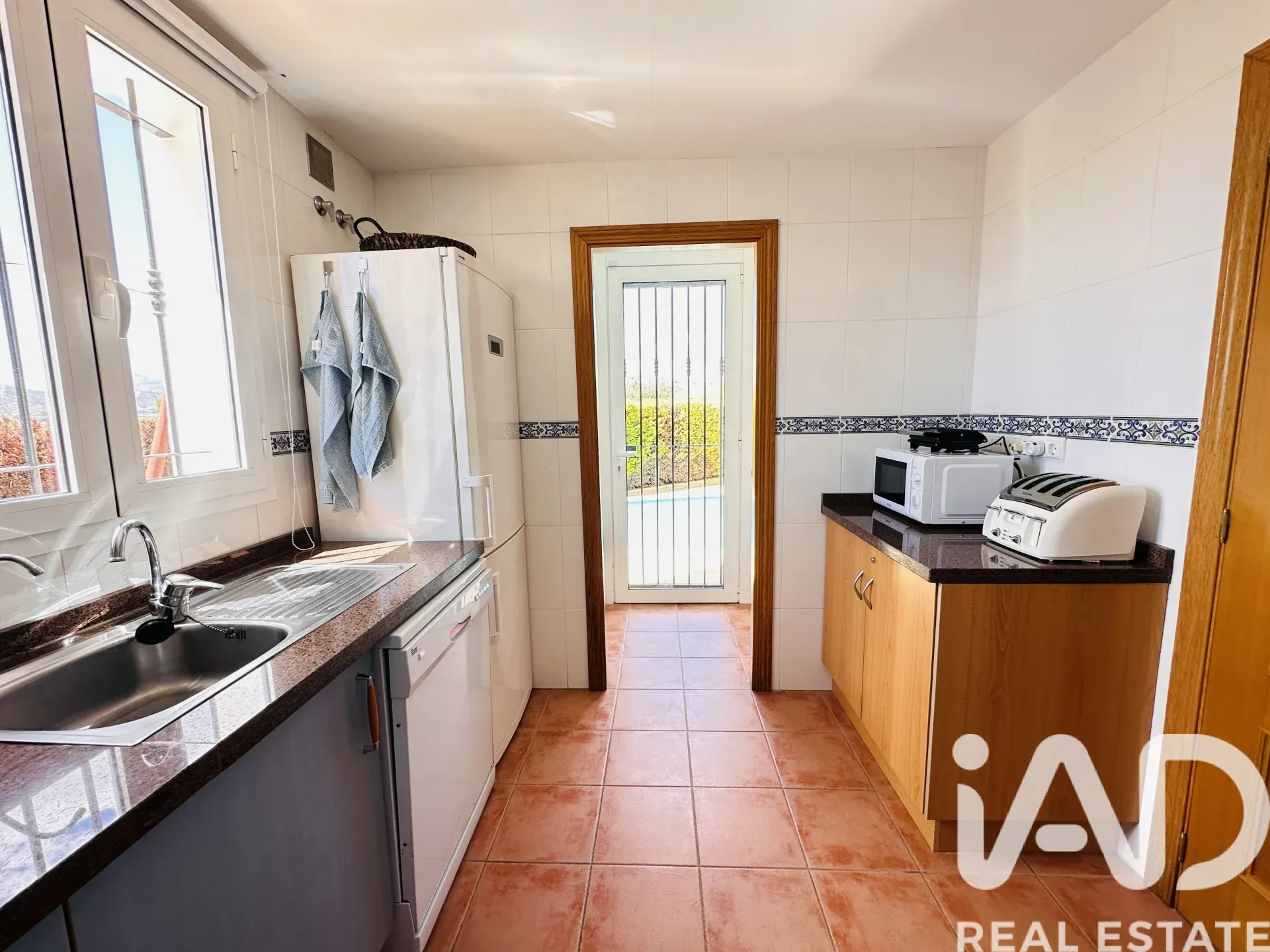 Contemporary 4-Bedroom House with Pool in Sunny Mutxamel, Spain - View image 10 of 31