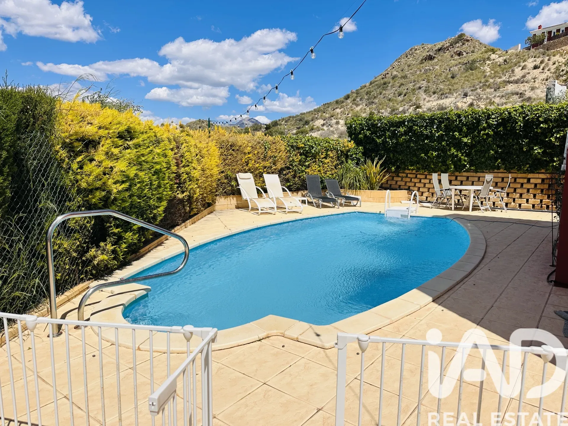 Contemporary 4-Bedroom House with Pool in Sunny Mutxamel, Spain - View image 11 of 31