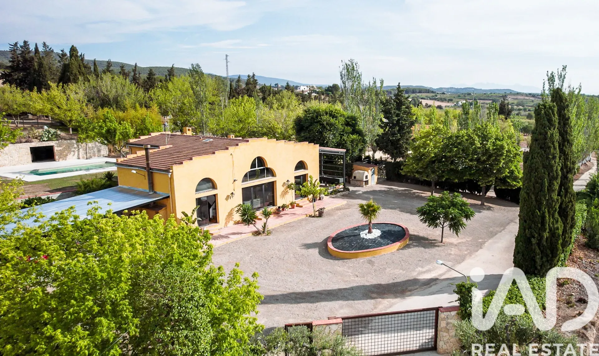 Spacious 1970s Home with Expansive Grounds and Pool in Castellví de la Marca - Image 4