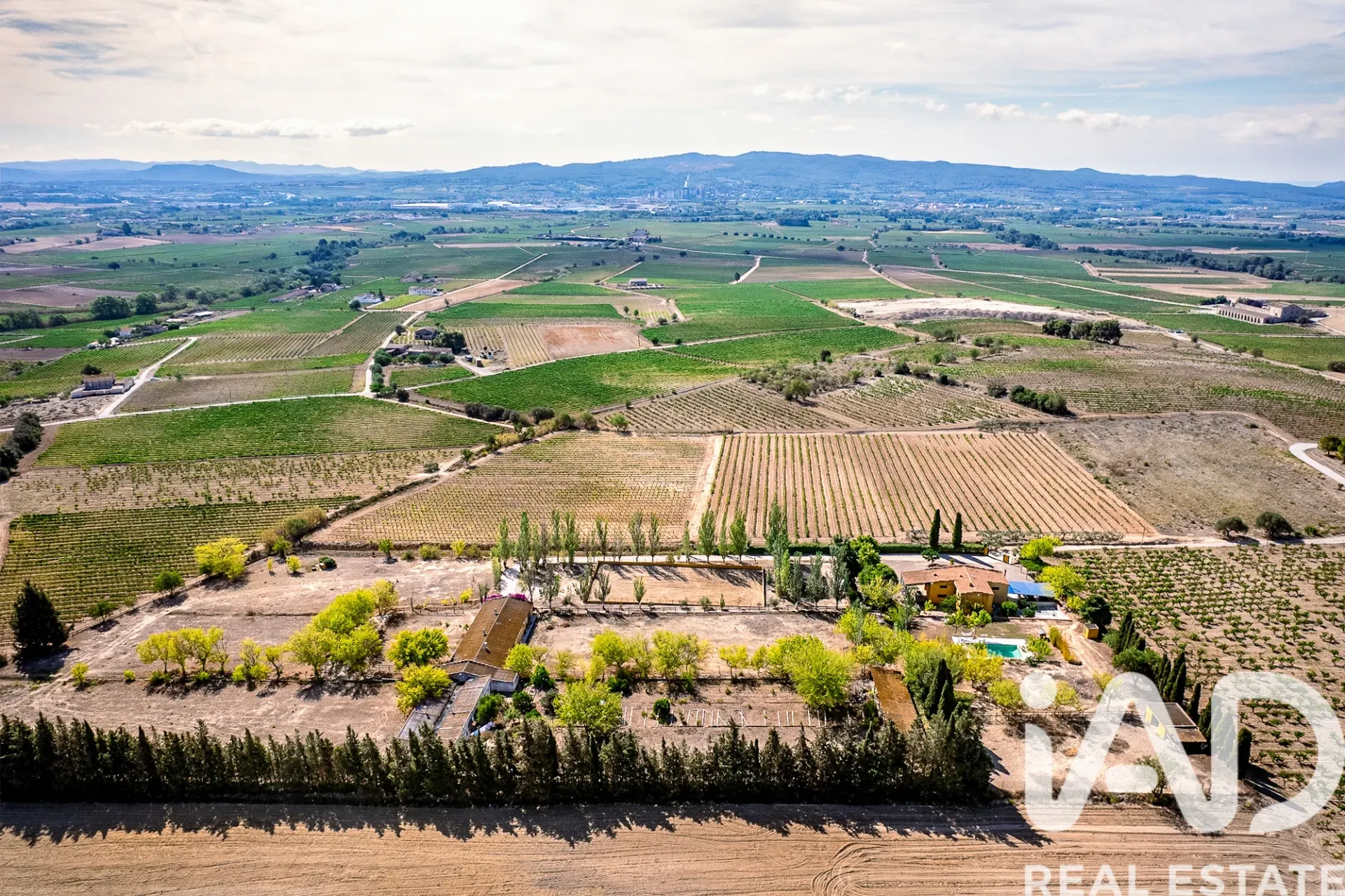 Spacious 1970s Home with Expansive Grounds and Pool in Castellví de la Marca - View image 36 of 39
