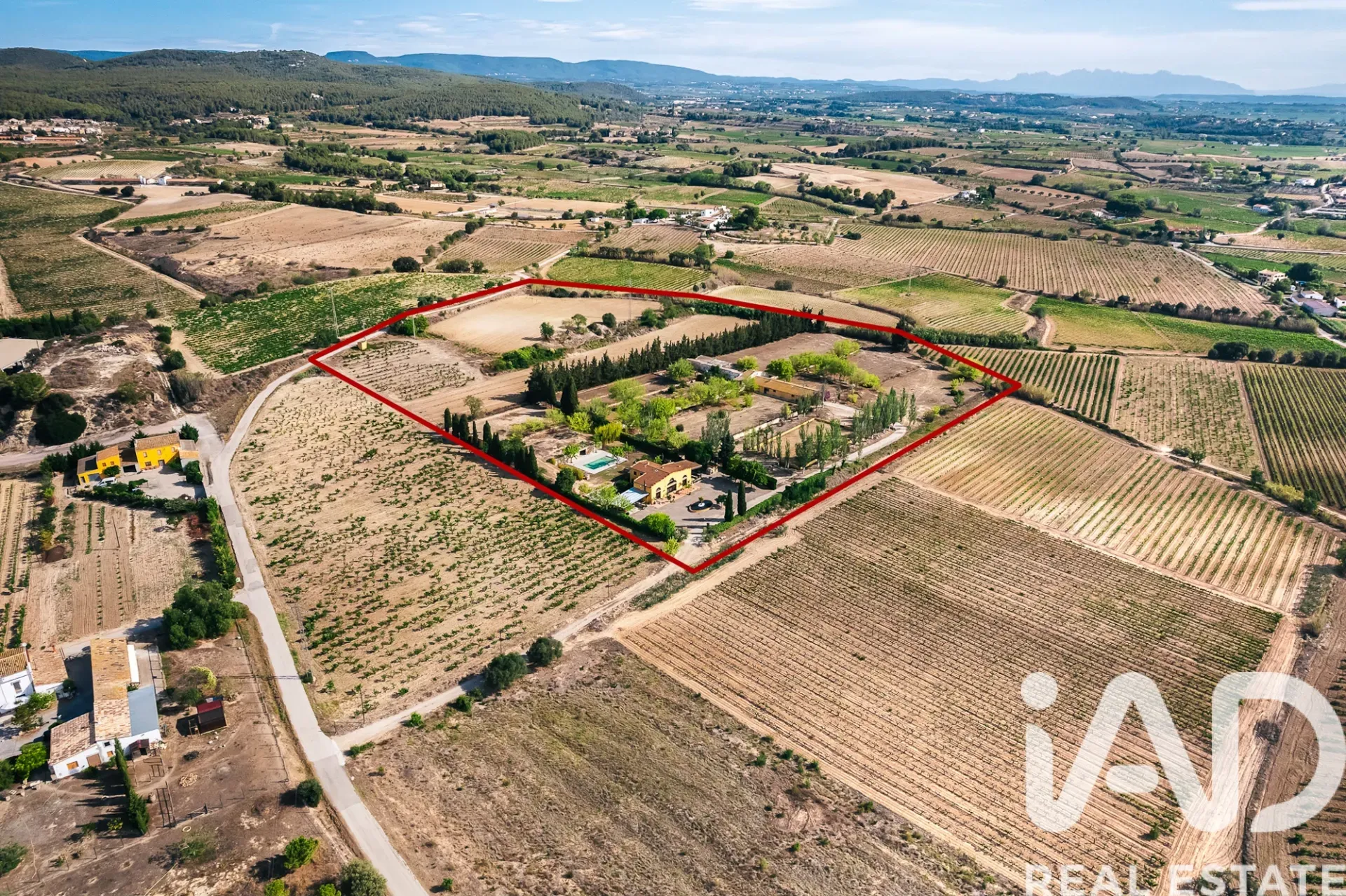 Spacious 1970s Home with Expansive Grounds and Pool in Castellví de la Marca - View image 37 of 39