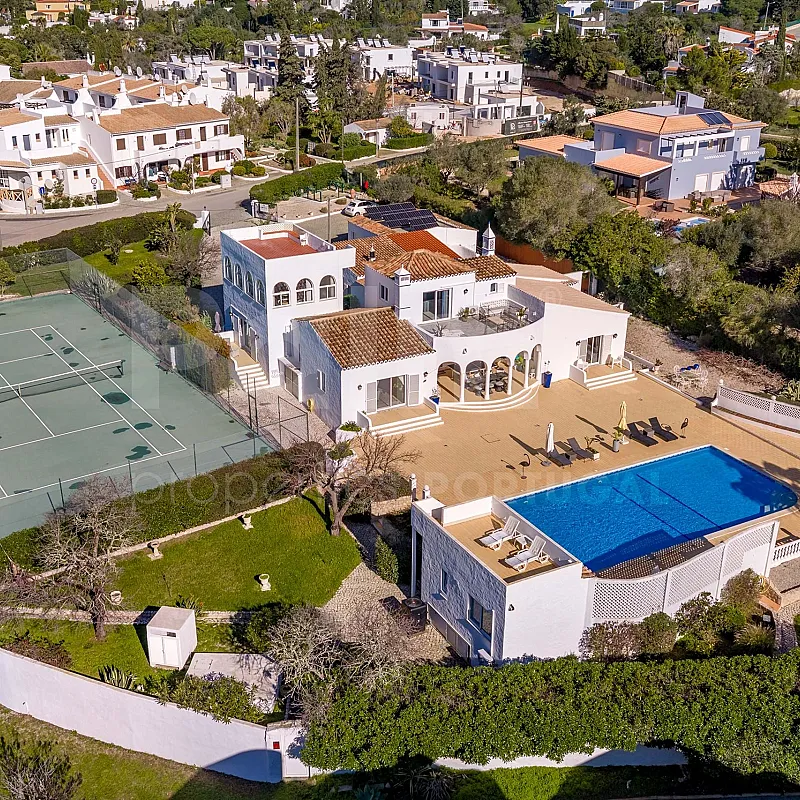 Lagoa Villa with Pool and Garden: Spacious 6-Bedroom Coastal Retreat