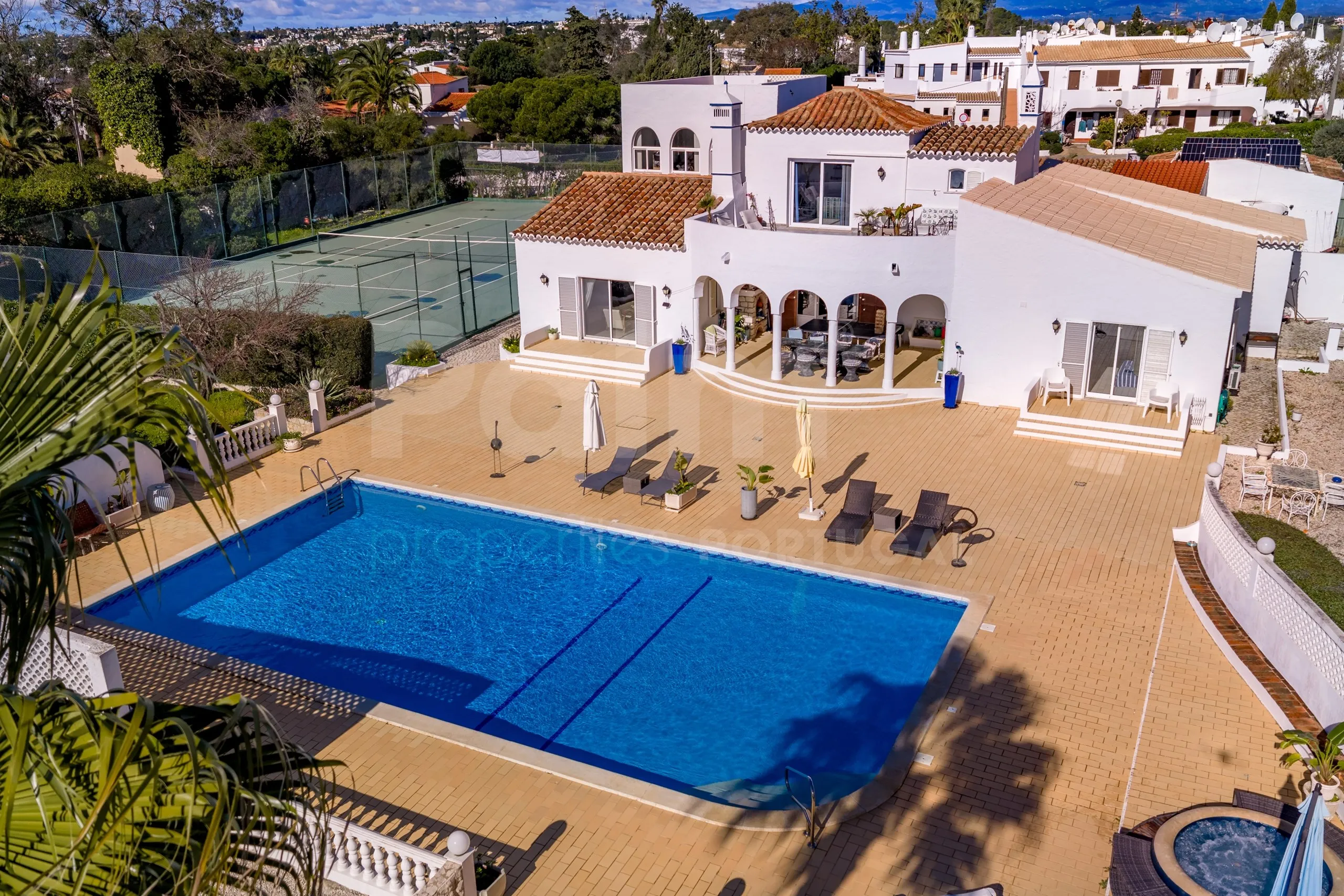 Lagoa Villa with Pool and Garden: Spacious 6-Bedroom Coastal Retreat - Image 2