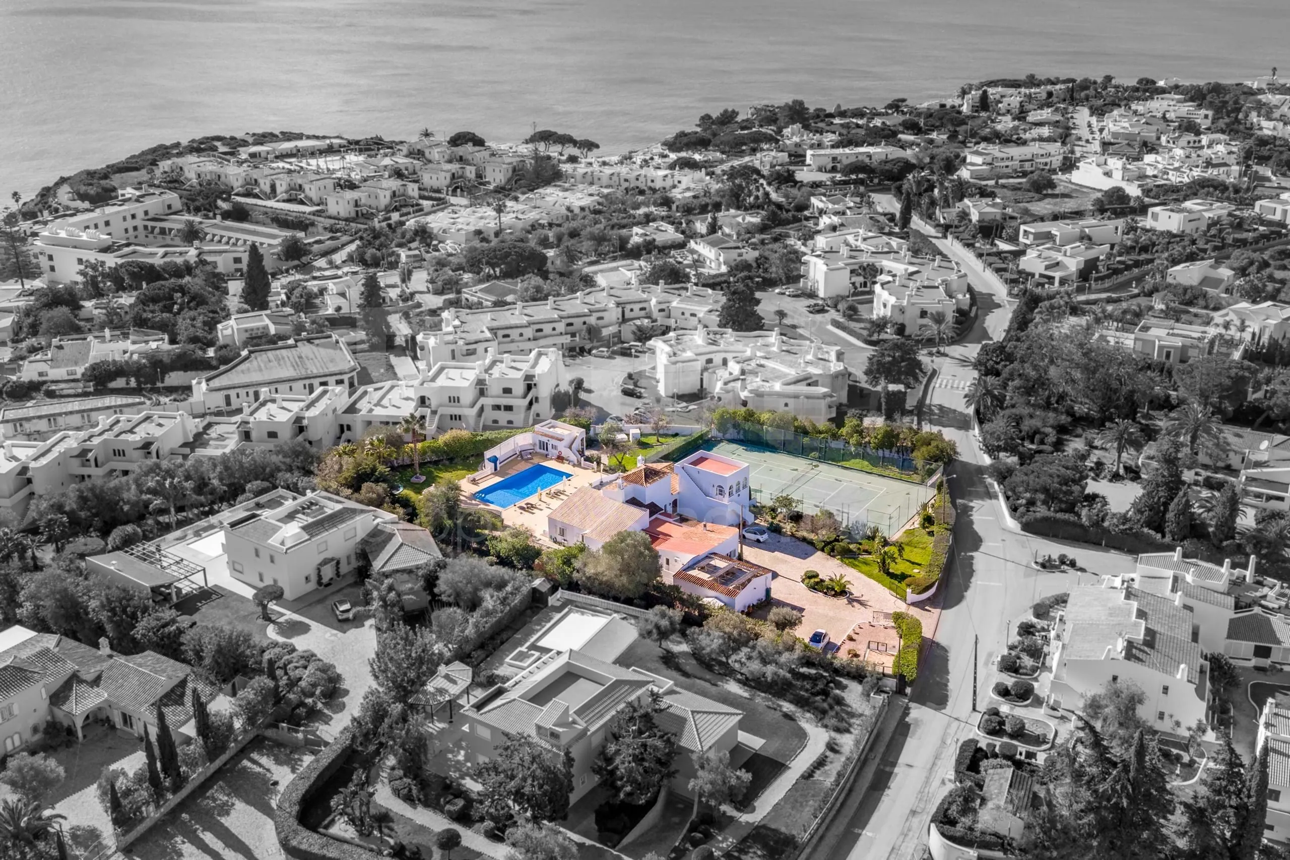 Lagoa Villa with Pool and Garden: Spacious 6-Bedroom Coastal Retreat - Image 3