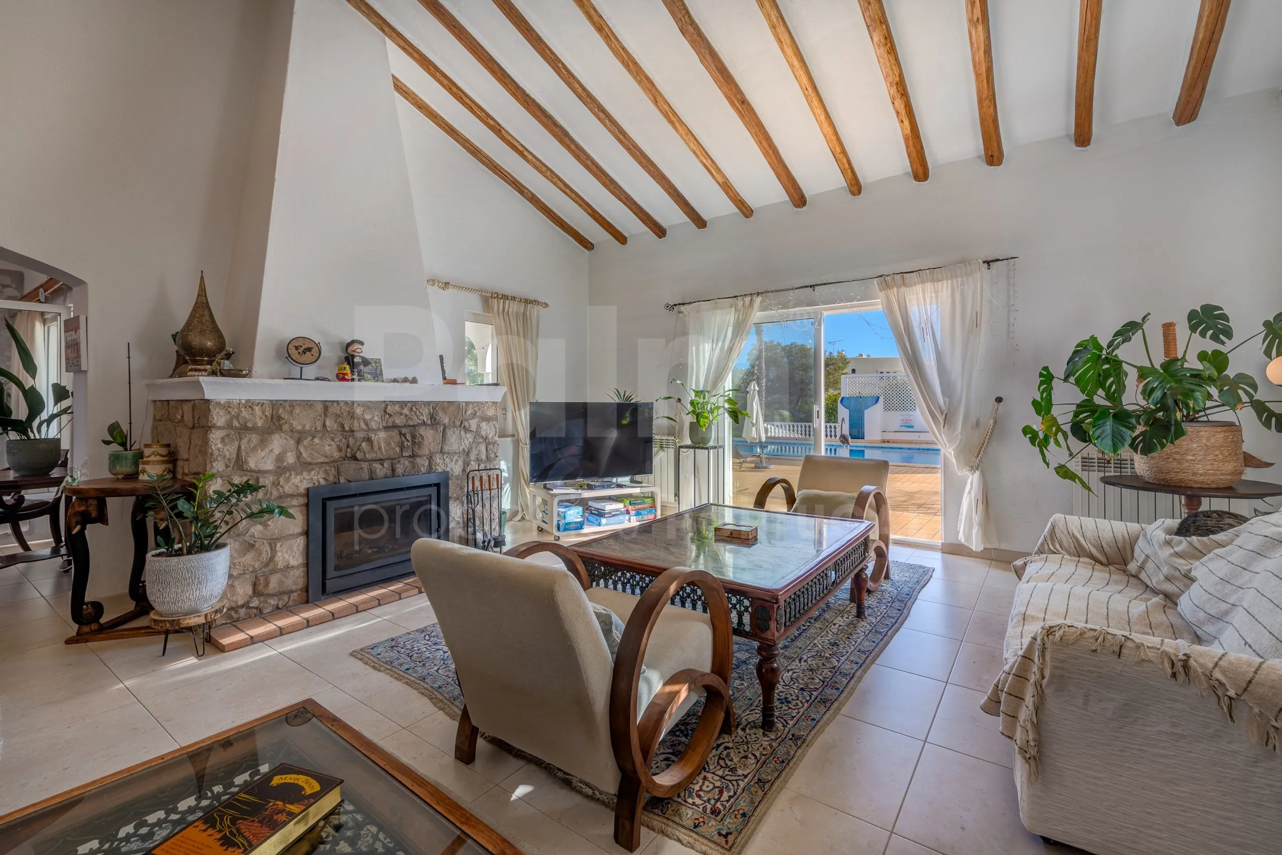 Lagoa Villa with Pool and Garden: Spacious 6-Bedroom Coastal Retreat - View image 7 of 70