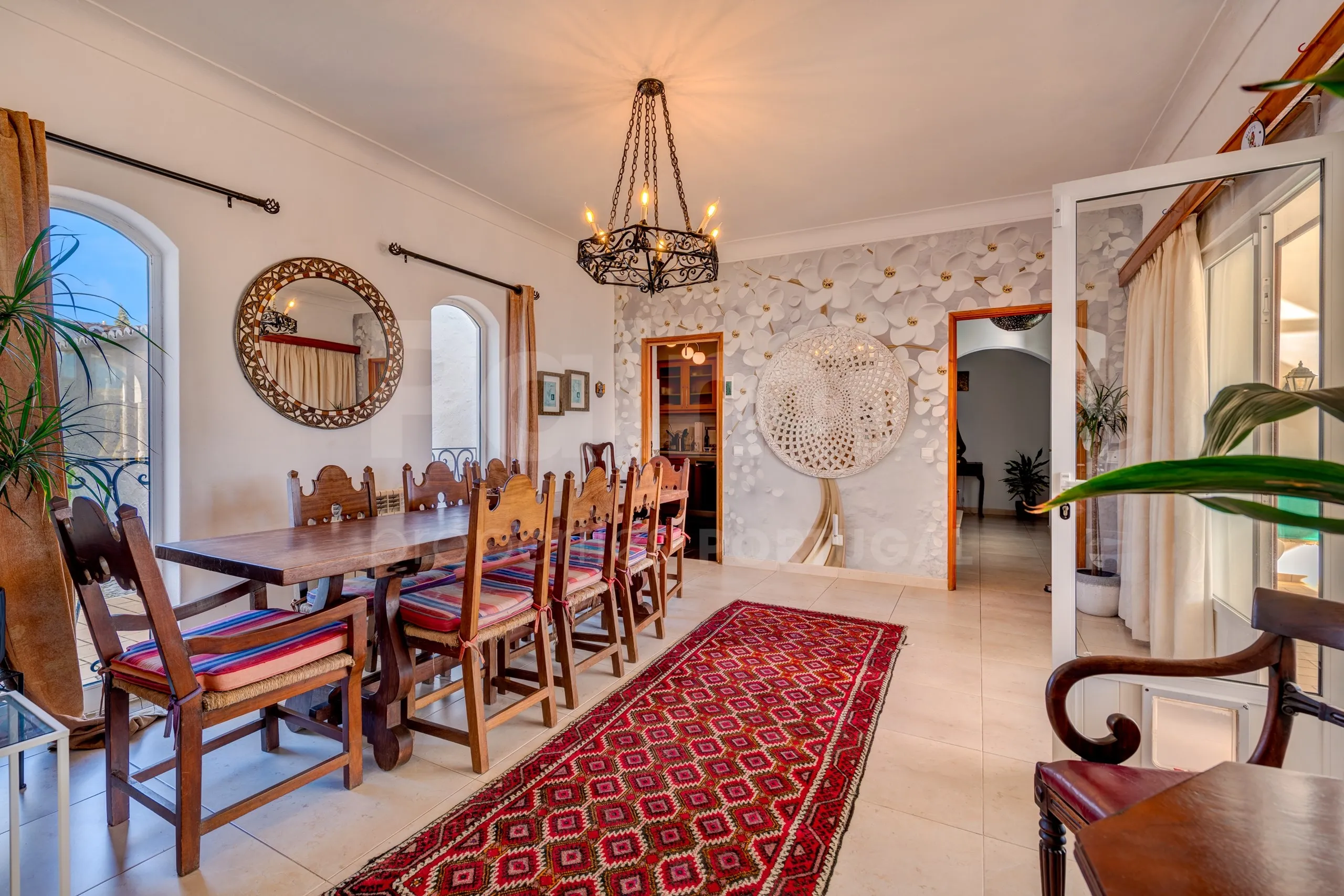 Lagoa Villa with Pool and Garden: Spacious 6-Bedroom Coastal Retreat - View image 9 of 70