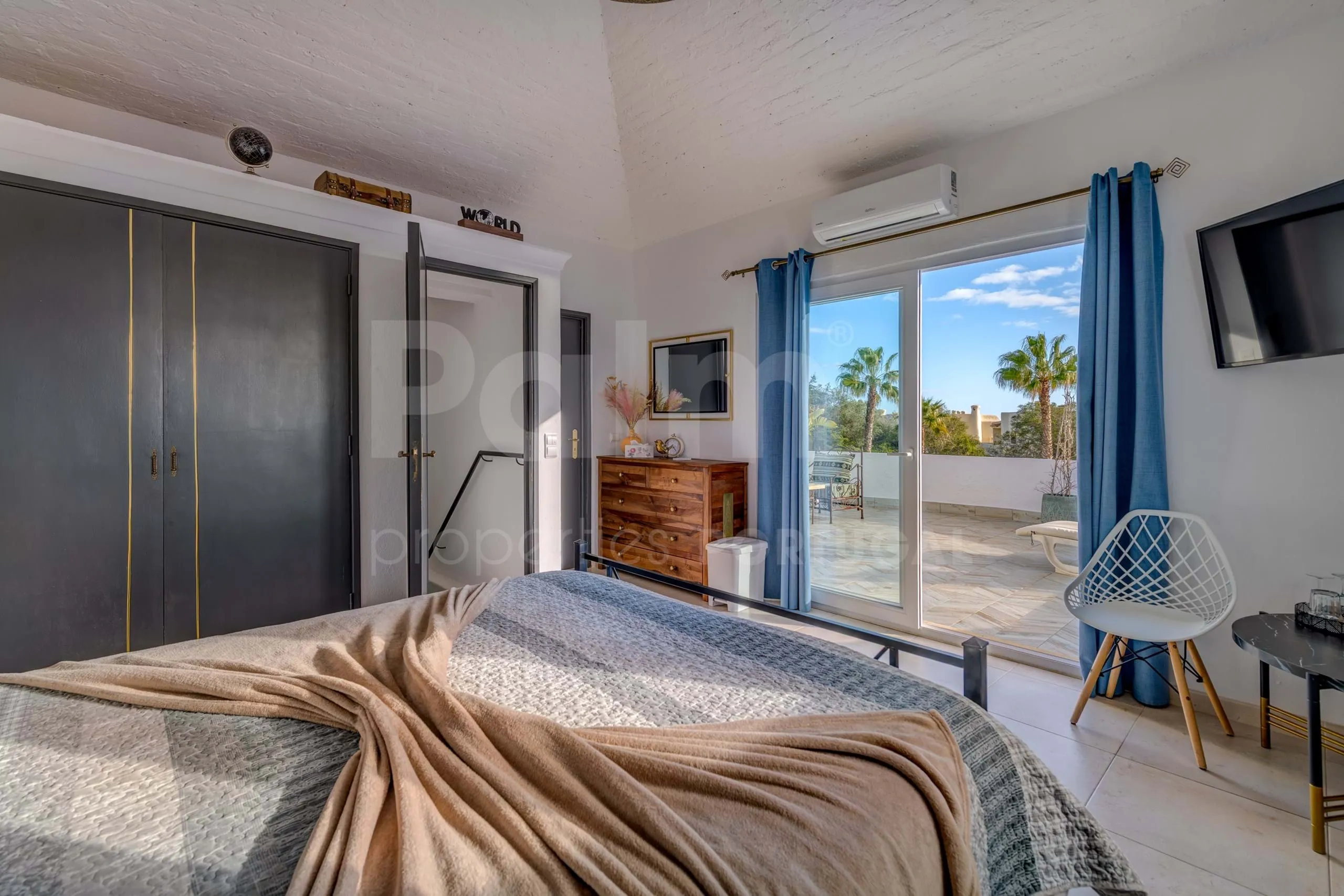 Lagoa Villa with Pool and Garden: Spacious 6-Bedroom Coastal Retreat - View image 13 of 70