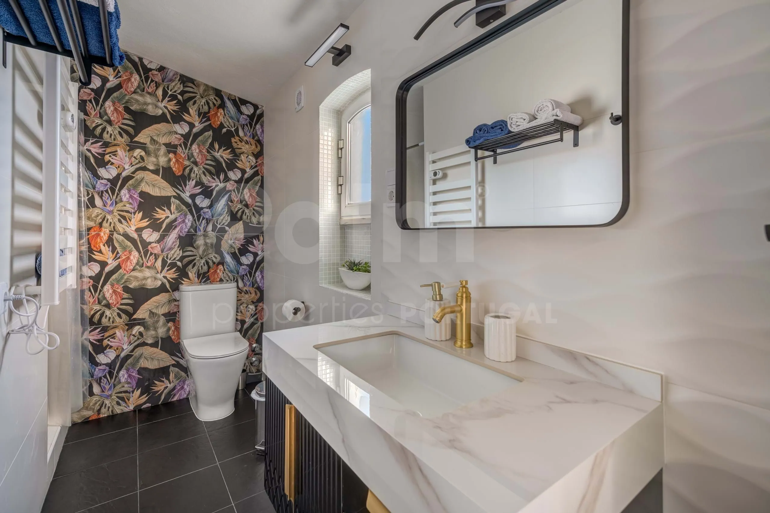 Lagoa Villa with Pool and Garden: Spacious 6-Bedroom Coastal Retreat - View image 15 of 70