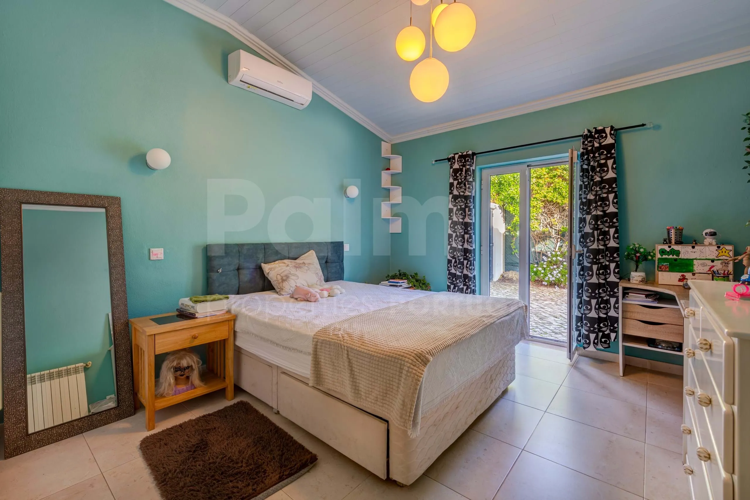 Lagoa Villa with Pool and Garden: Spacious 6-Bedroom Coastal Retreat - View image 18 of 70