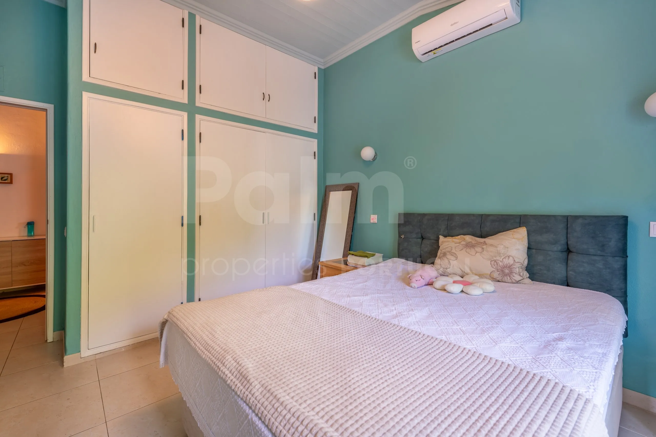 Lagoa Villa with Pool and Garden: Spacious 6-Bedroom Coastal Retreat - View image 19 of 70