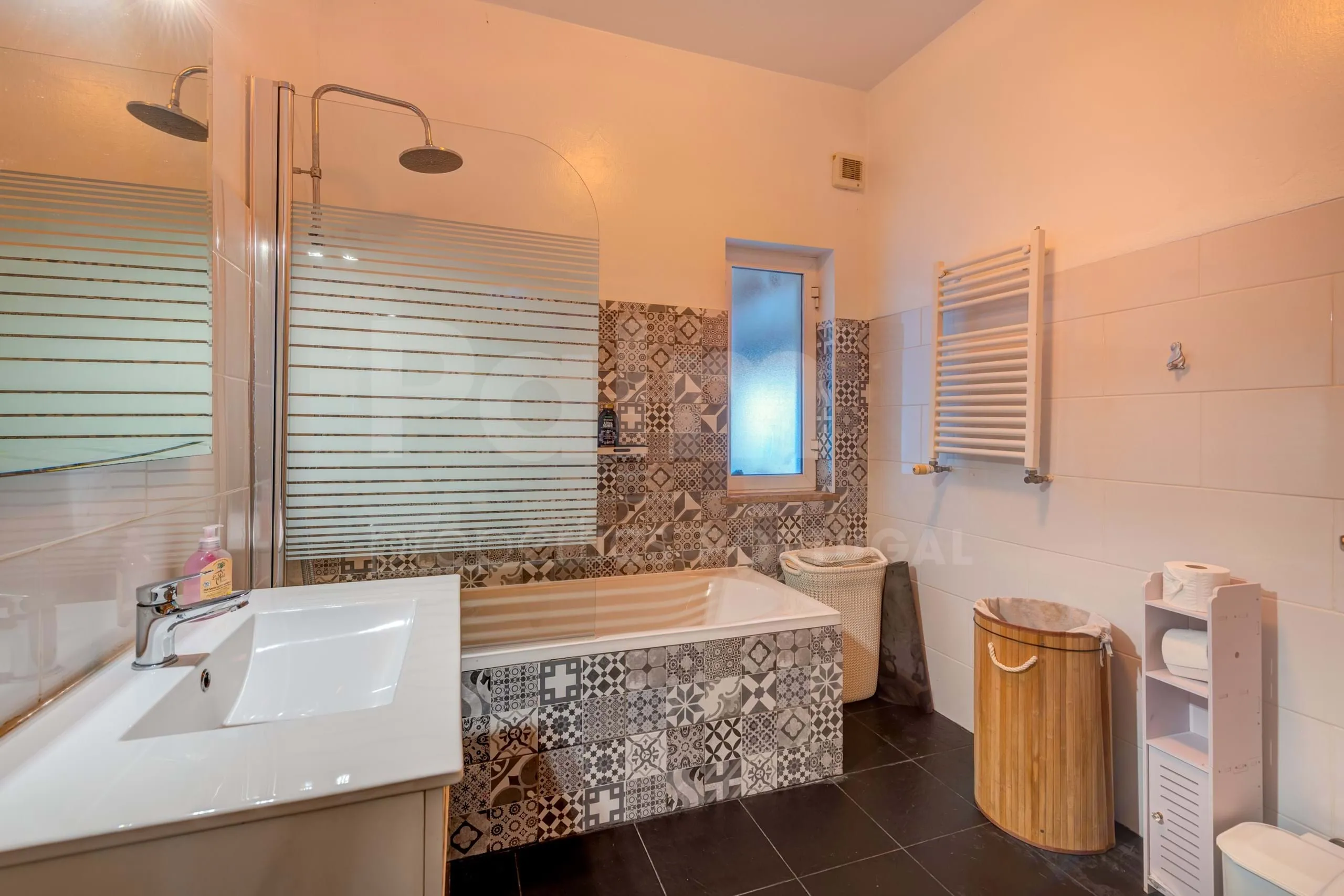 Lagoa Villa with Pool and Garden: Spacious 6-Bedroom Coastal Retreat - View image 20 of 70