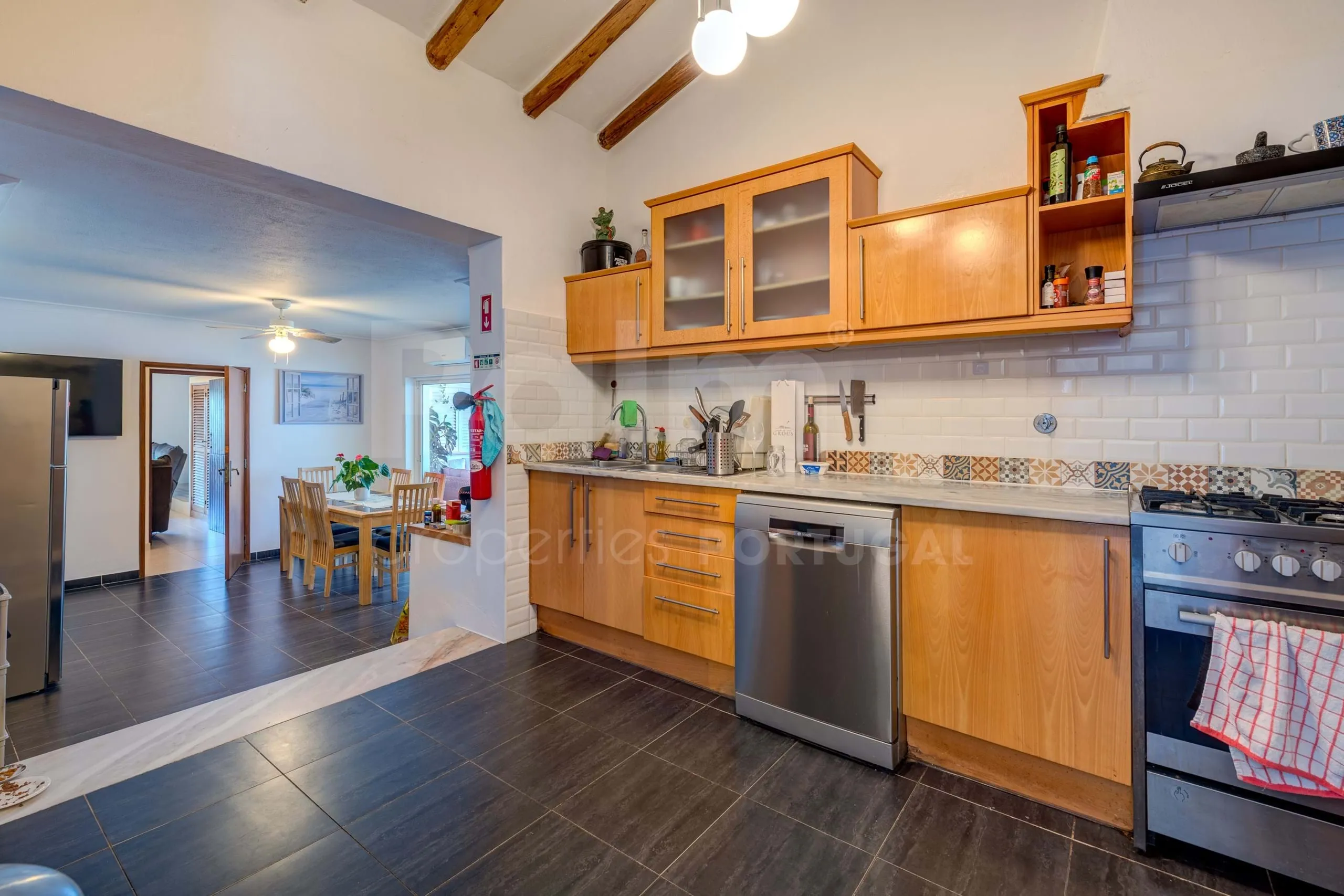 Lagoa Villa with Pool and Garden: Spacious 6-Bedroom Coastal Retreat - View image 21 of 70